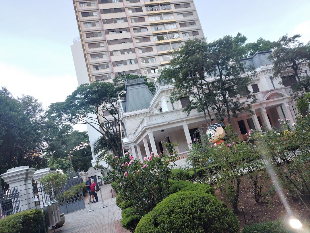 Avenida São João 439 features a historic building with a modern high-rise behind it.