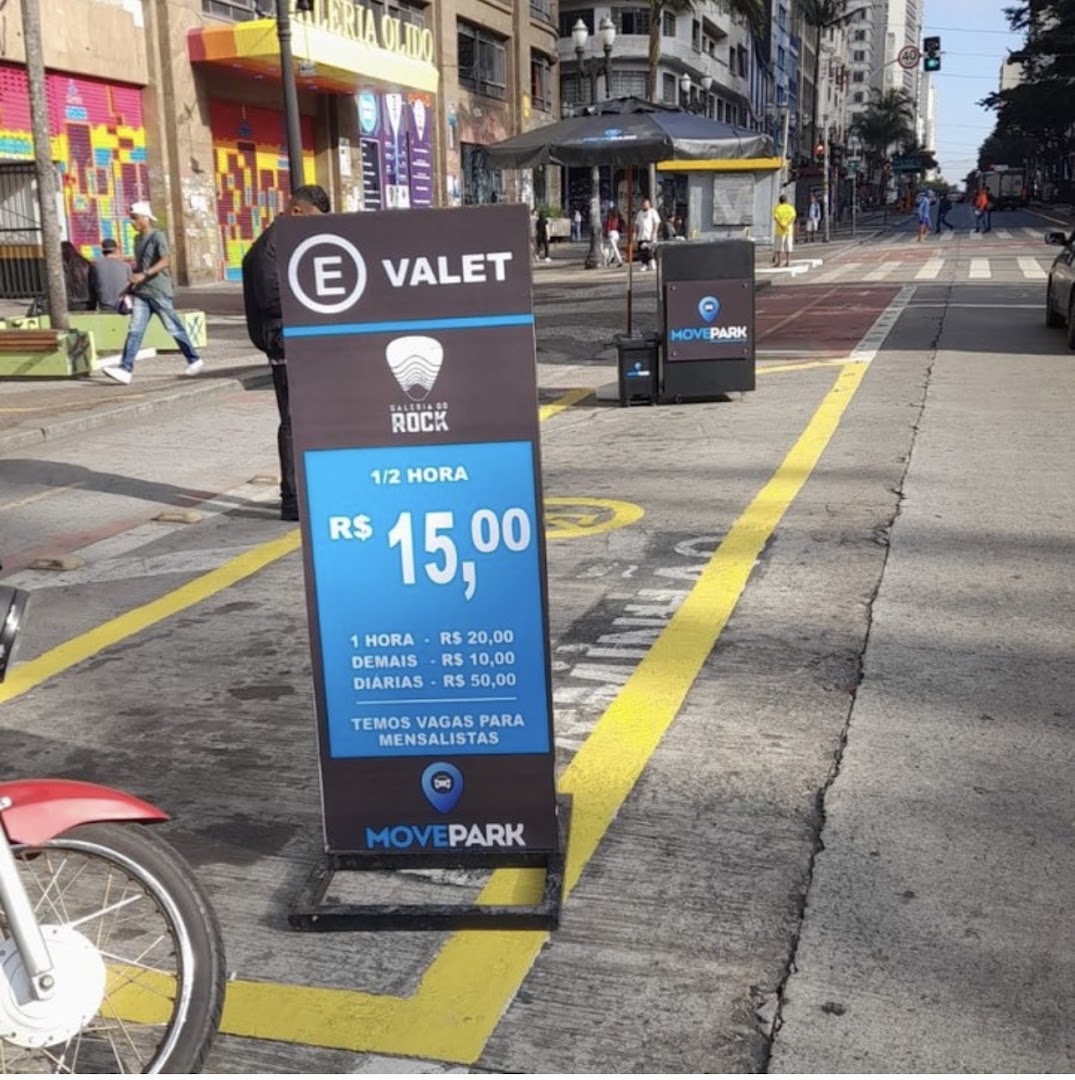 A valet parking sign for Galeria do Rock with pricing information displayed.