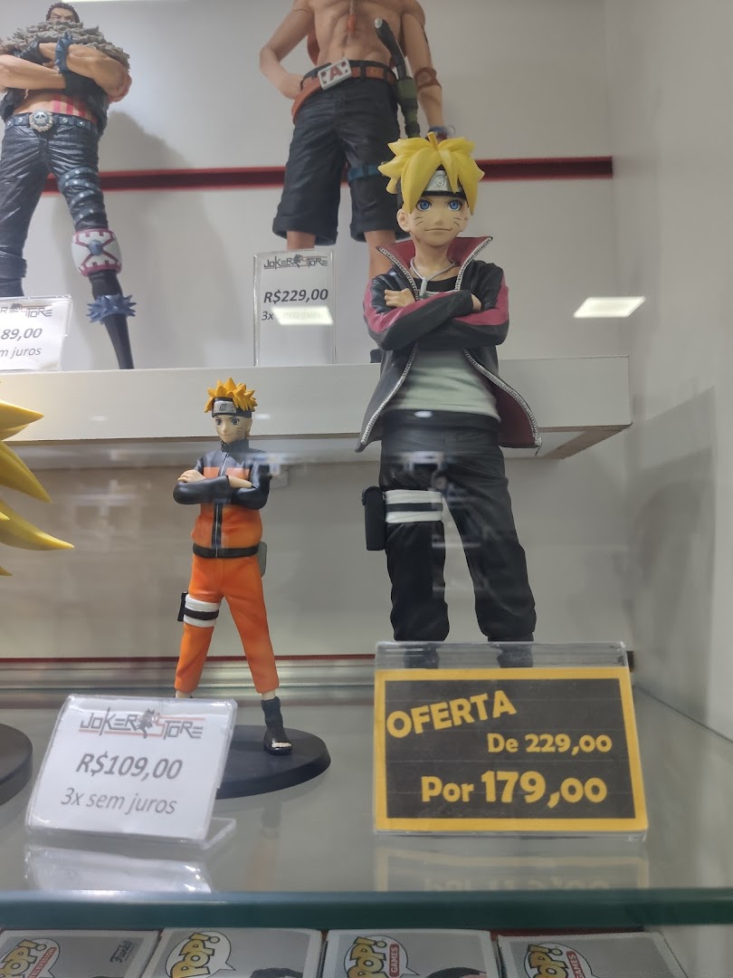 Display of anime action figures with price tags and promotional offers.