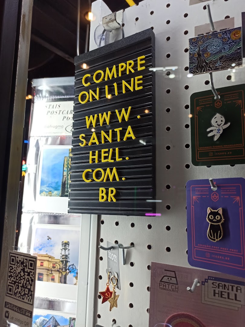 A black letter board with yellow letters reads 'COMPRE ONLINE WWW.SANTAHELL.COM.BR'.