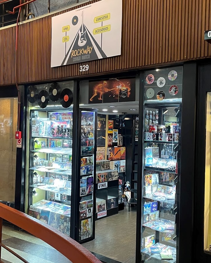 Rockway Store Discos e Camisetas shop front displaying vinyl records, CDs, and band merchandise.