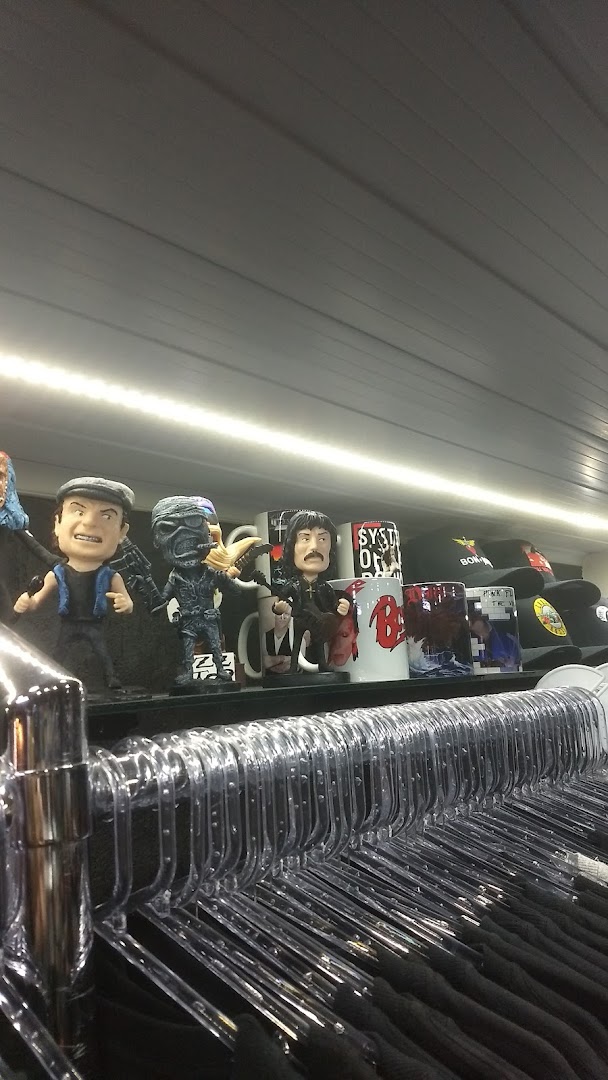 Display of collectible figures, mugs, and hats with rock and roll themes.