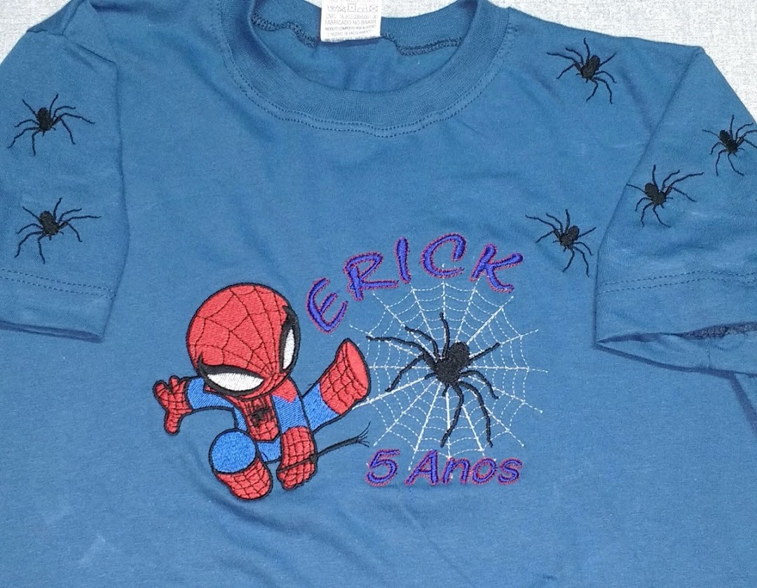 A blue t-shirt with Spiderman and spider embroidery, personalized with 'ERICK 5 Anos'.