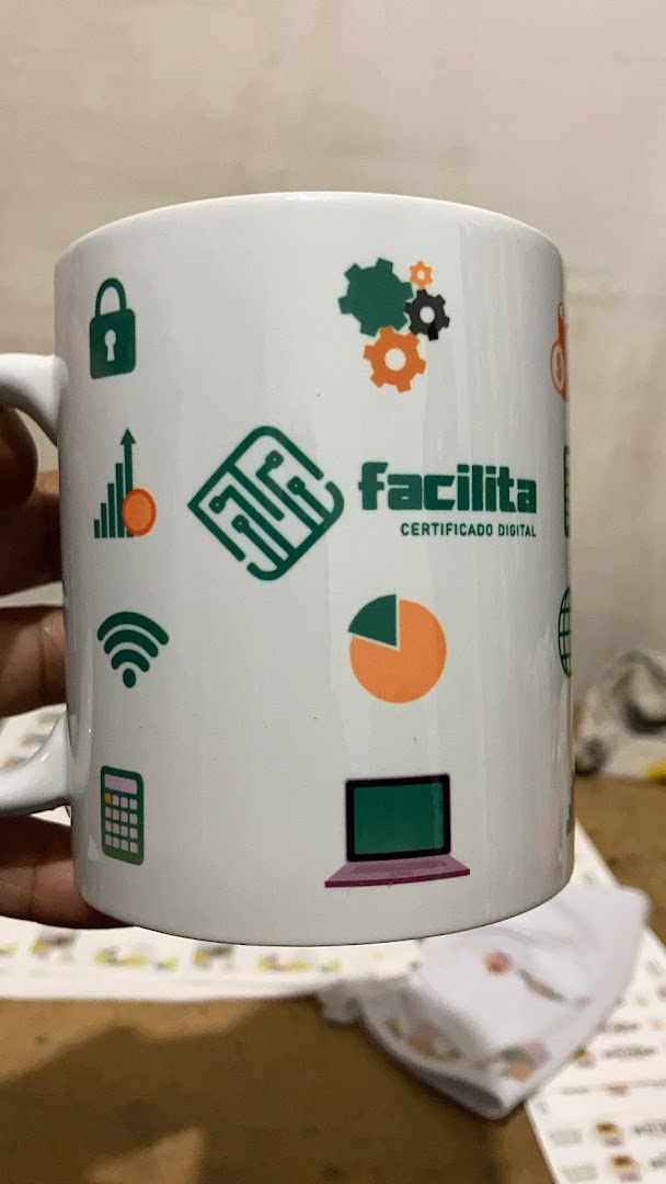 A white mug with various icons and the logo 'facilita CERTIFICADO DIGITAL'.