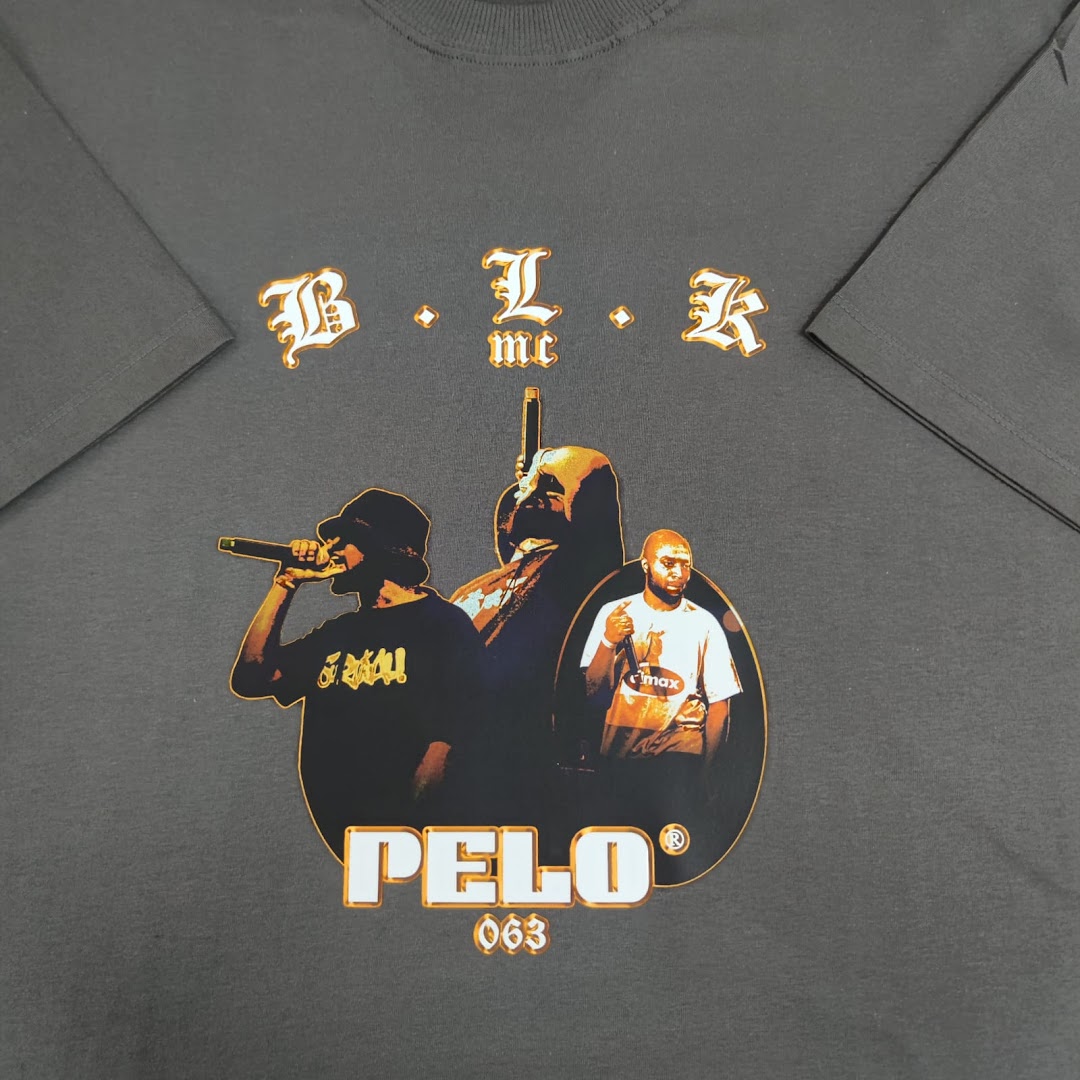 A dark grey t-shirt featuring a graphic print of three rappers with microphones and the text 'B.L.K' and 'PELO 063'.