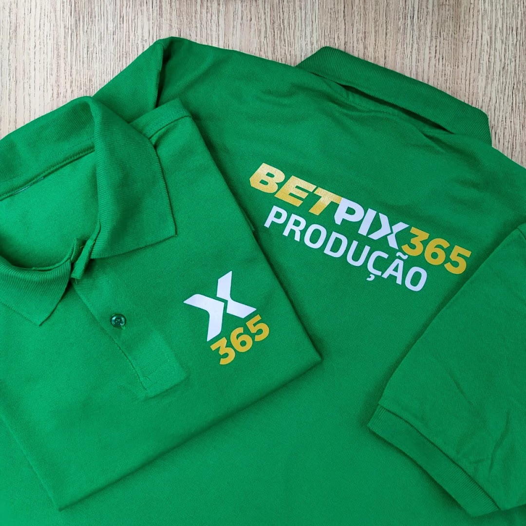 Two green polo shirts with custom logos and text for 'BETPIX365 PRODUÇÃO'.