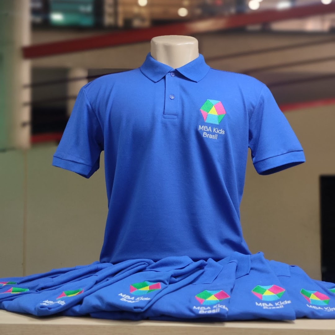 A blue polo shirt with a colorful logo and text 'MBA Kids Brasil' displayed on a mannequin.